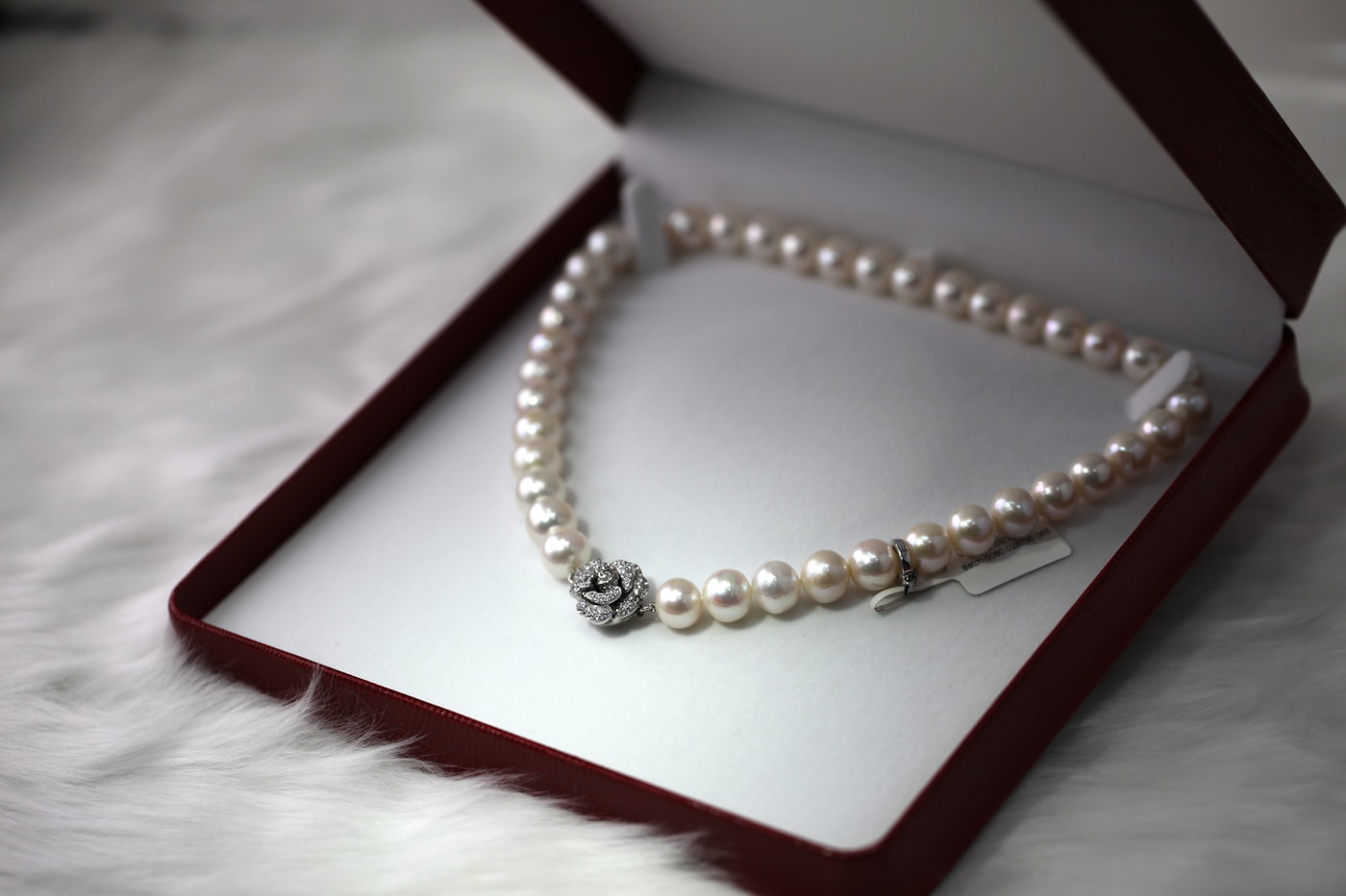 Pearl necklace presented in its jewelry box